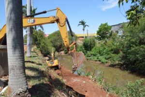 Prefeitura realiza obra de contenção em novo trecho da Avenida Ernesto Geisel