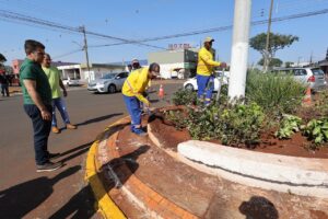 Prefeitura recupera floreiras nos canteiros centrais e valoriza espaço urbano da cidade