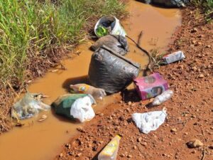 Prefeitura reforça fiscalização contra descarte irregular de lixo e restos de animais na Estrada do Quati