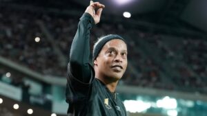 Ronaldinho Gaúcho assina novo modelo elétrico R-10