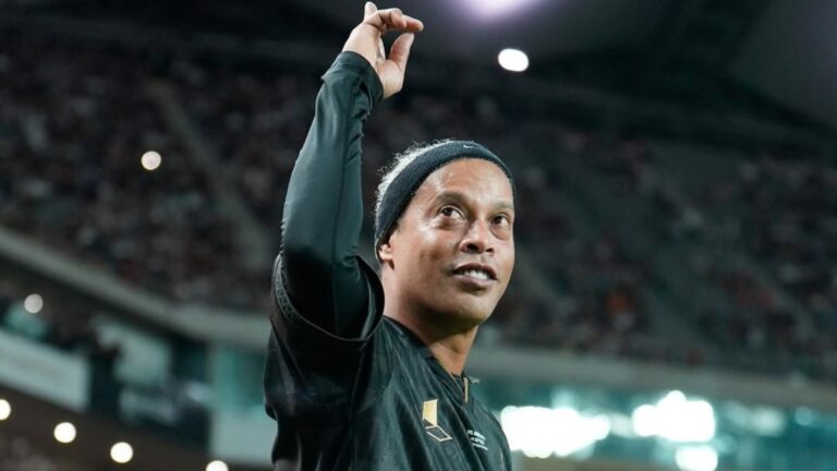 Ronaldinho Gaúcho assina novo modelo elétrico R-10