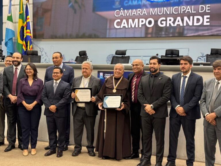 Ronilço Guerreiro entrega honrarias a Dom Dimas e Frei Moacyr durante sessão da Câmara Municipal
