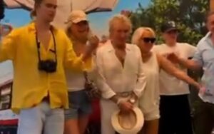 Ros Stewart passa férias no RJ, curte o Corcovado e posa com chef