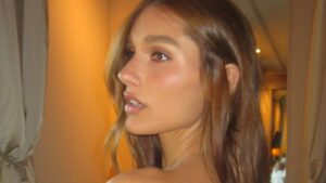 Sasha Meneghel faz topless e ganha elogios de famosos e fãs