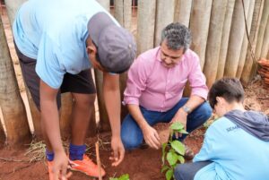 Semana da Agroecologia: Landmark leva palestra e doação de mudas à Escola Consulesa e realiza plantio simbólico no IFMS