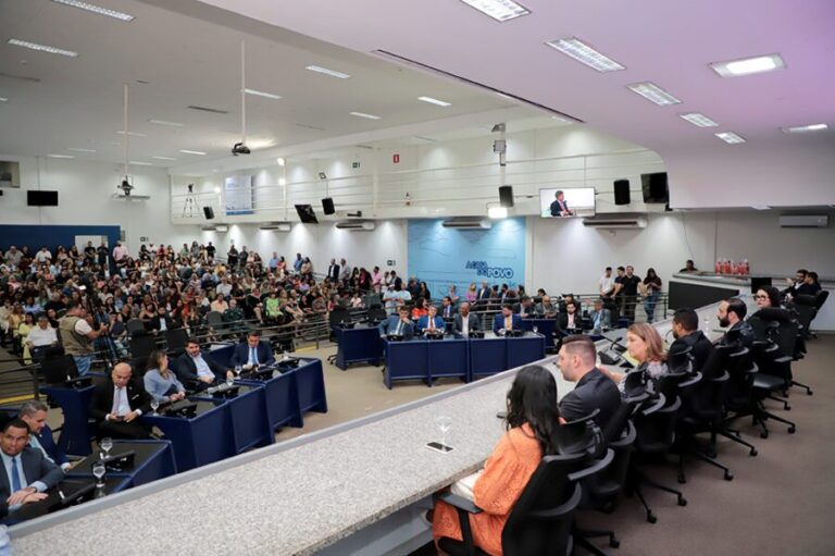 Solenidade na Câmara reconhece missão, legado e ensinamentos de Profissionais da Educação