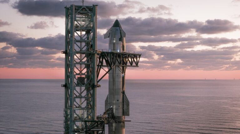 Starship e Super Heavy na plataforma para o 11º voo de teste