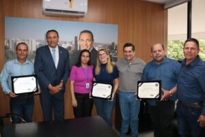 Vereador Carlão entrega Moção de Congratulações a líder comunitário, chefe de cozinha e coordenadora Escolar