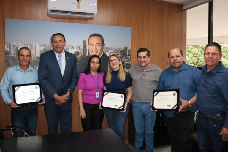 Vereador Carlão entrega Moção de Congratulações a líder comunitário, chefe de cozinha e coordenadora Escolar