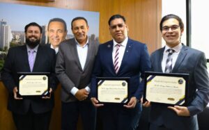 Vereador Carlão entrega Moção de Congratulações aos acadêmicos de direito Rodrigo Palhano, Jeferson Matos e Higgor Fernando