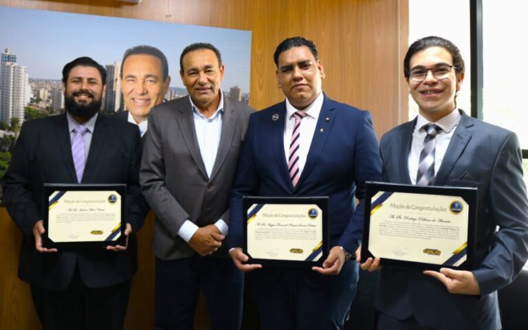 Vereador Carlão entrega Moção de Congratulações aos acadêmicos de direito Rodrigo Palhano, Jeferson Matos e Higgor Fernando