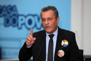 Vereador Delei Pinheiro vota a favor da criação do Conselho Municipal dos Direitos das Pessoas LGBTQIA+
