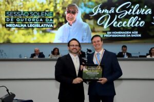 Vereador Dr. Lívio homenageia profissionais da saúde com a Medalha Legislativa Irmã Silvia Vecellio