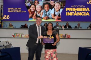 Vereador Dr. Victor Rocha entrega Medalha “Amigos da Primeira Infância” para o Projeto Vô Cuca
