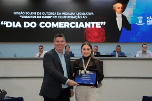 Vereador Dr. Victor Rocha homenageia arquiteta e empresária Karime Farah Said com a Medalha Visconde de Cairu