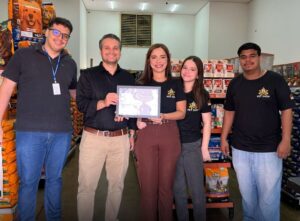 Vereador Leinha entrega Moção de Congratulação ao Pet Shop Estrela, destaque do Bairro Noroeste