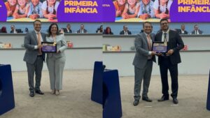 Vereador Leinha participa de Sessão Solene e entrega Medalha “Amigos da Primeira Infância”