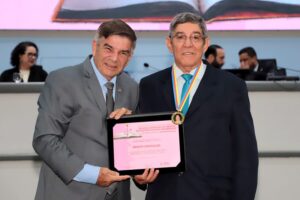 Vereador Veterinário Francisco homenageia educadores durante Sessão Solene