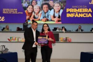 Vereador Wilson Lands entrega Medalha “Amigos da Primeira Infância” à pedagoga Rosivania em Sessão Solene