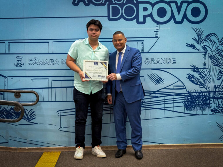 Vereador Wilson Lands entrega Moção de Congratulações a Bruno Moraes de Brito, da Brito Barbearia, em reconhecimento à sua trajetória empreendedora
