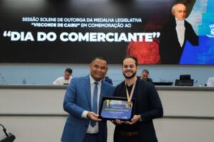 Vereador Wilson Lands participa de Sessão Solene em homenagem ao Dia do Comerciante e entrega Medalha Legislativa “Visconde de Cairu” a Diego Azevedo