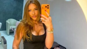 Virginia Fonseca faz biquinho para selfie no espelho e agita fãs