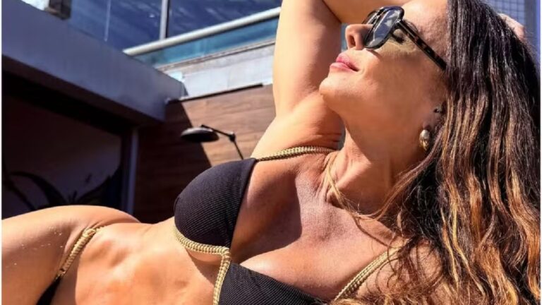 Viviane Araujo ganha elogios ao posar de biquíni: "Maravilhosa"