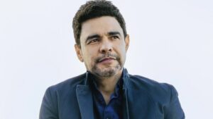 Zezé Di Camargo exibe camisa em apoio à anistia durante show