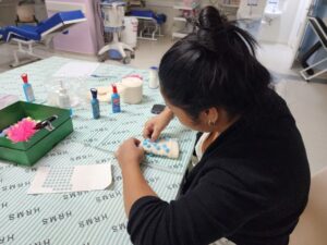 ‘Toucas malucas’: mães de bebês da Neonatologia do HRMS encontram cor e esperança em ação terapêutica