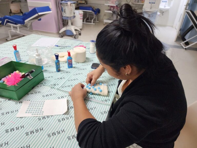 ‘Toucas malucas’: mães de bebês da Neonatologia do HRMS encontram cor e esperança em ação terapêutica