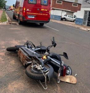 Adolescente fica ferida em colisão entre moto e bicicleta elétrica em Coxim