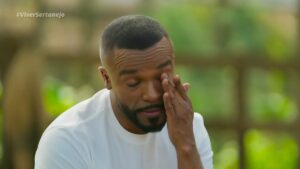 Alexandre Pires chora na Globo ao relembrar infância difícil