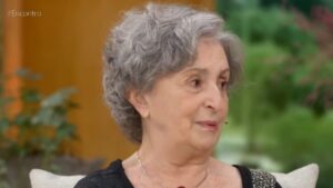 Ana Lúcia Torre chora e admite problema com memória
