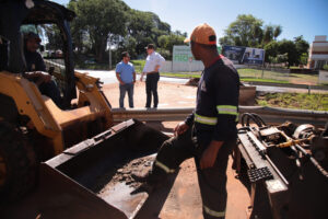 Após cobrança da Câmara CG, Papy confere retomada da operação tapa-buraco na Capital