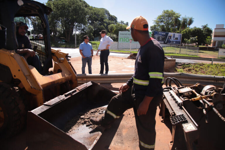 Após cobrança da Câmara CG, Papy confere retomada da operação tapa-buraco na Capital