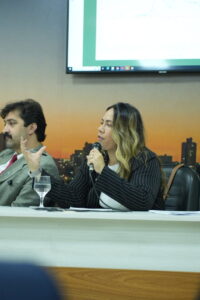 Após requerimento aprovado por unanimidade, Ana Portela confronta Secretaria da Fazenda sobre paralisação de obras em Campo Grande