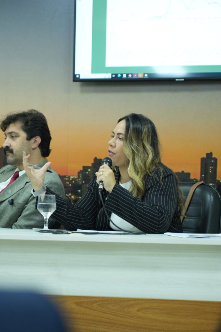 Após requerimento aprovado por unanimidade, Ana Portela confronta Secretaria da Fazenda sobre paralisação de obras em Campo Grande