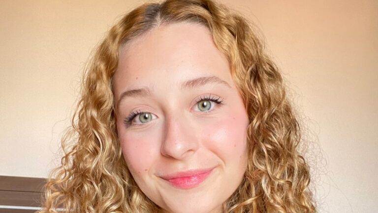 Becca Guerra dá vida à fada Luzia na Villa de Natal São Paulo