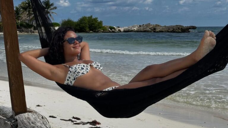 Bella Campos posa de biquíni nas férias: "Feliz no simples"