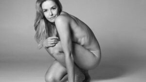 Bianca Rinaldi posa nua em post ousado e reflete: "Envelheceu"