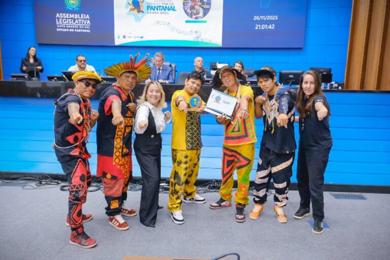 Brô MC’s recebe Comenda Tom do Pantanal na Alems por indicação de Lia Nogueira