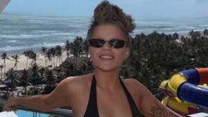 Bronzeado em dia! Luísa Sonza posa de biquíni em parque aquático