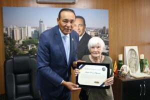 Carlão entrega Moção a Jovelina Rosa, com 101 anos, pelo marco notável de sua vida e trajetória inspiradora