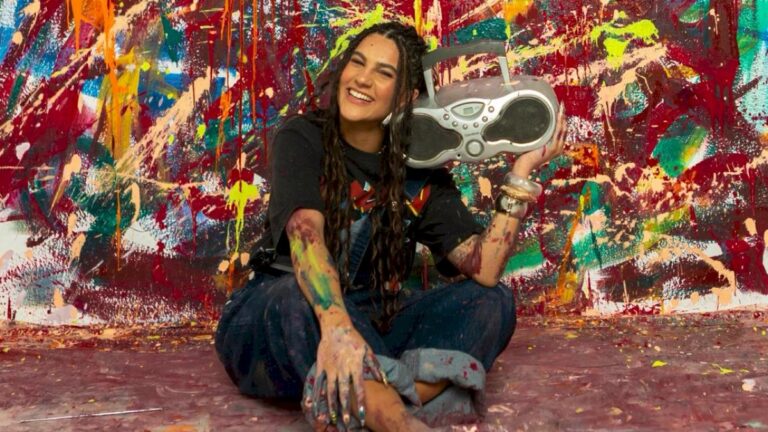 Carolina Andrade celebra parceria com Toquinho na faixa 'Avesso'