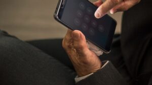 Entenda como mudar a senha do seu celular