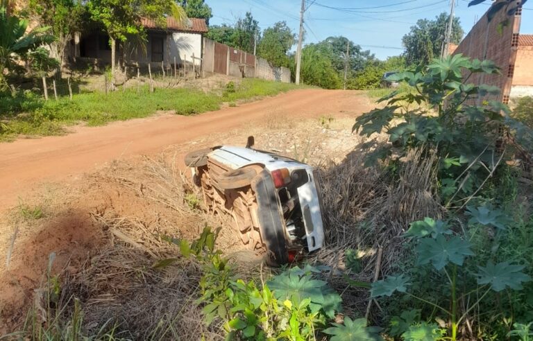 Condutor cai em buraco em rua do bairro Mendes Mourão, em Coxim; vídeos circulam nas redes sociais
