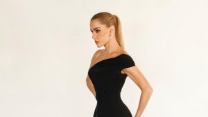 Deborah Secco aposta em pretinho nada básico para ir a churrasco