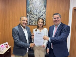 Dr. Victor Rocha assina termo de anuência para garantir funcionamento das novas viaturas do SAMU em Campo Grande