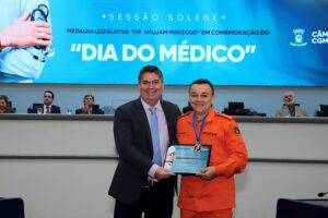 Dr. Victor Rocha homenageia Dr. Márcio Henrique Narcizo da Silva com a Medalha Legislativa Dr. William Maksoud em Sessão Solene na Câmara de Campo Grande
