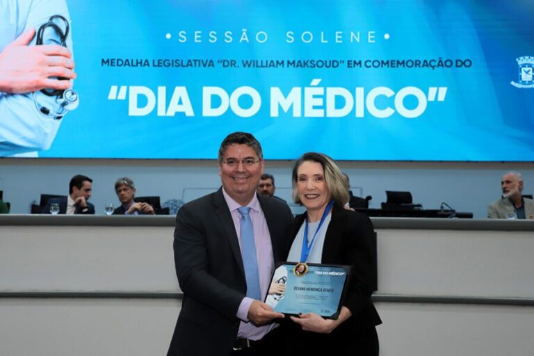 Dr. Victor Rocha homenageia Dra. Silvana Mendonça Demeis com a Medalha Legislativa Dr. William Maksoud em Sessão Solene na Câmara de Campo Grande